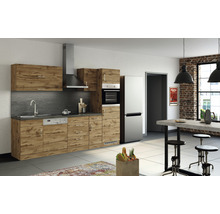 Moderne Küche mit Holzfronten, Spüle, Geschirrspüler und Elektrogeräten in einem hellen Raum