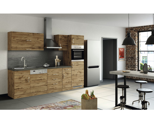 Moderne Küche mit Holzfronten, Spüle, Geschirrspüler und Elektrogeräten in einem hellen Raum