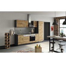 Moderne Küche mit Holzfronten und integrierten Geräten in einem hellen Raum.