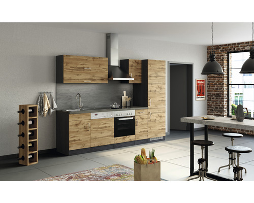 Moderne Küche mit Holzfronten und integrierten Geräten in einem hellen Raum.