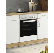 Küchenszene mit Einbauherd und Küchenschrank