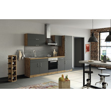 Moderne Küche mit grauen Schränken, Dunstabzugshaube, Weinständer und Esstisch