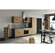 Moderne Küche mit Holzfronten, Dunstabzugshaube und Weinflaschenregal in einem hellen Raum.