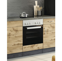 Küchenszene mit Einbaubackofen und Kochfeld in einer modernen Küchenzeile