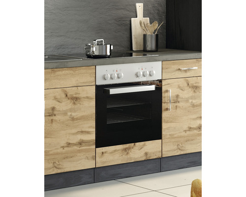 Küchenszene mit Einbaubackofen und Kochfeld in einer modernen Küchenzeile