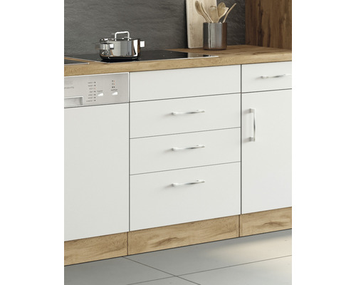 Küchenzeile mit weißen Fronten, Schubladen und Geschirrspüler