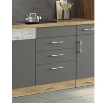 Küchenzeile mit grauen Schränken, Schubladen und Geschirrspüler unter einem Kochfeld mit Topf.