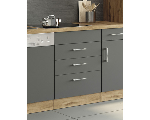 Küchenzeile mit grauen Schränken, Schubladen und Geschirrspüler unter einem Kochfeld mit Topf.