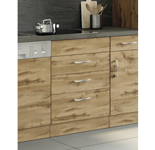 Küchenzeile mit Holzfronten, Spüle, Kochfeld und Geschirrspüler