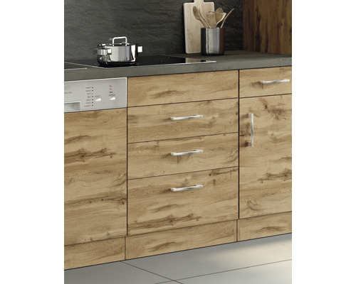 Küchenzeile mit Holzfronten, Spüle, Kochfeld und Geschirrspüler