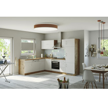 Heller Raum mit L-förmiger Küche in Weiß und Holzoptik, Esstisch und Deckenleuchte.