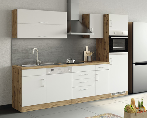 Komplette Küche mit Spüle, Geschirrspüler, Herd, Backofen, Dunstabzugshaube und Kühlschrank.