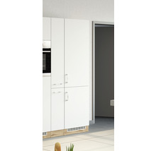 Küchenschrank mit weißen Fronten und hellbraunem Sockel