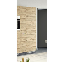 Küchenschrank mit Holzoptik und eingebautem Backofen neben einer Tür