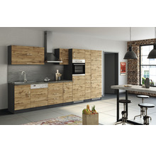 Moderne Küche mit Holzstruktur, Spüle, Herd und Dunstabzugshaube