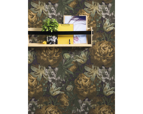 Wandgestaltung mit floralem Tapetenmuster und Regal mit Dekoration