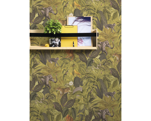 Tapete mit Dschungelmotiven und Tieren hinter einem Wandregal