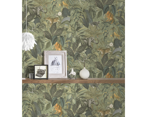 Zimmer mit Dschungeltapete, auf der Elefanten, Affen und Leoparden abgebildet sind