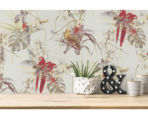 Tapete mit Papageien und floralem Muster auf hellem Untergrund