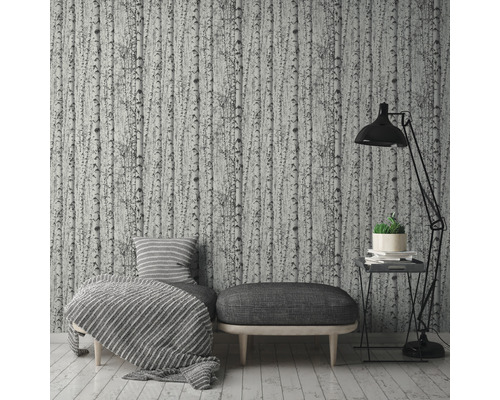 Wohnraum mit Tapete mit Birkenmuster, Sessel, Hocker und Stehlampe