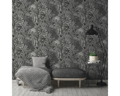 Raum mit botanischer Blättertapete, Sitzgelegenheit und Stehlampe