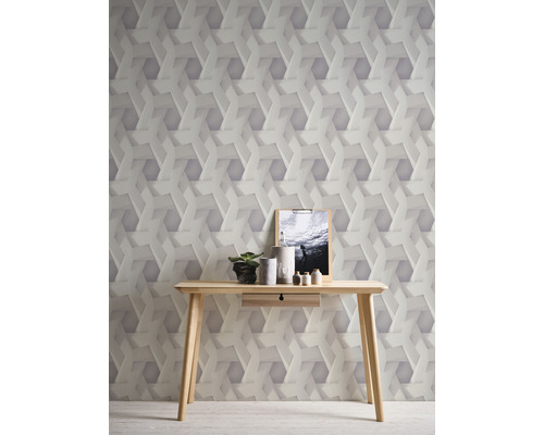 Zimmer mit geometrischer Tapete, einem Holztisch und Dekorationsgegenständen.