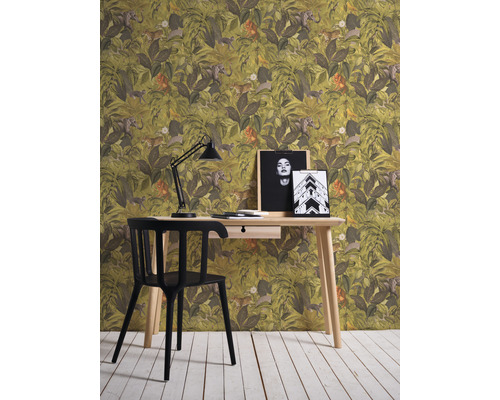 Dekoratives Arbeitszimmer mit Dschungeltapete, Schreibtisch, Stuhl und Schreibtischlampe