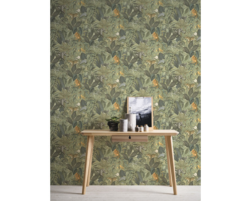 Raumgestaltung mit Dschungeltapete, Tisch und Dekoration