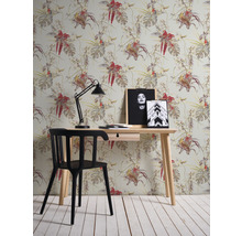 Arbeitszimmer mit Schreibtisch, Stuhl und Tapete mit Vogelmuster