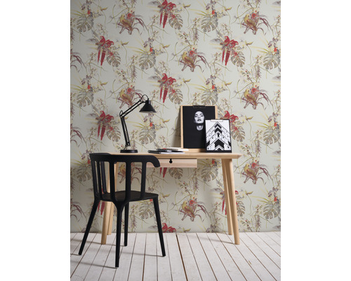 Arbeitszimmer mit Schreibtisch, Stuhl und Tapete mit Vogelmuster