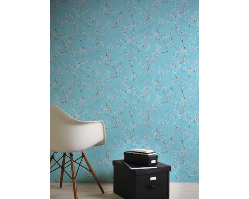 Tapete mit Blumenmuster in einem hellen, modernen Raum