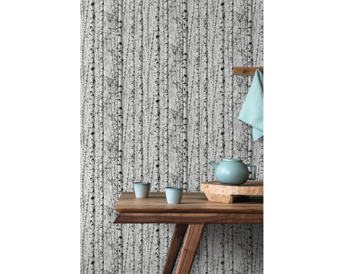 Szene mit Birkenmuster-Tapete, Holztisch, Teekanne und Tassen