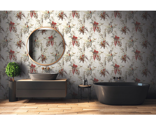 Modernes Badezimmer mit floral gemusterter Tapete, Waschtisch, Spiegel und Badewanne