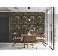 Ein Esszimmer mit floraler Tapete, Holztisch und Stühlen