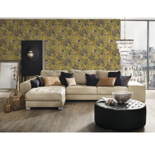 Wohnzimmer mit gemusterter Dschungeltapete, Ecksofa, Ottomane und Dekorationen für eine lebendige Atmosphäre