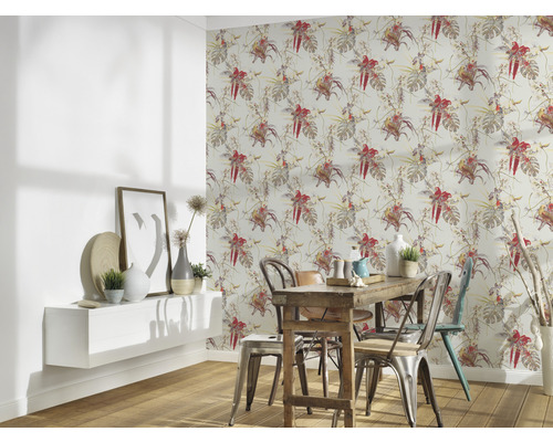 Esszimmer mit Blümchentapete, Holztisch und Wandregal