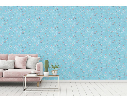 Wohnzimmer mit Sofa und floral gemusterter Tapete