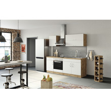 Moderne Küche mit Einbaugeräten, Esstisch und Barhockern in einem hellen Raum.