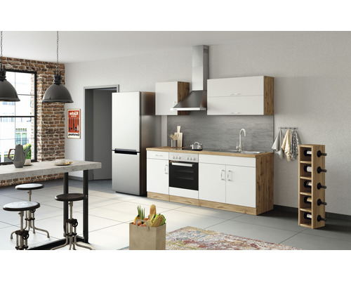 Moderne Küche mit Einbaugeräten, Esstisch und Barhockern in einem hellen Raum.