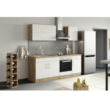 Küchenzeile mit Spüle, Herd, Dunstabzugshaube, Hängeschränken, Kühlschrank und Weinregal