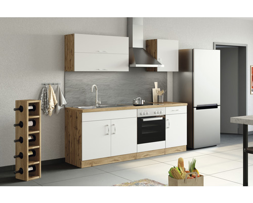 Küchenzeile mit Spüle, Herd, Dunstabzugshaube, Hängeschränken, Kühlschrank und Weinregal