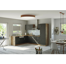 Moderne Küche mit grauen Schränken und Holzakzenten in einem hellen Raum.