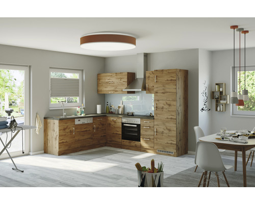 Moderne Wohnküche mit Holzfronten, Esstisch und verschiedenen Dekorationselementen in einem hellen Raum.