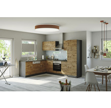 Helle Küche mit Holzelementen, Spüle, Herd und Esstisch