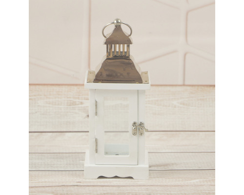 Weiße Holzlaterne mit Metalldach