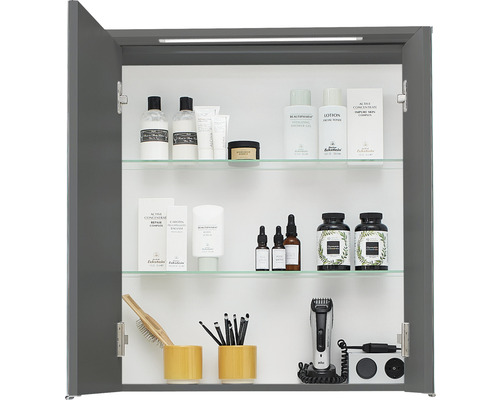 Offener Spiegelschrank mit Pflegeprodukten und Kosmetikartikeln auf Glasböden