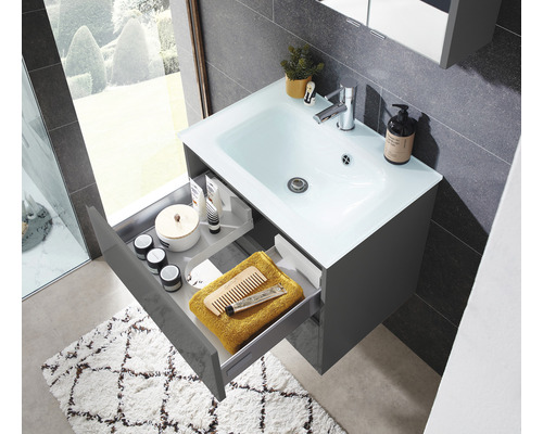 Waschtisch mit offenem Auszug, Glaswaschbecken und Badutensilien im Badezimmer