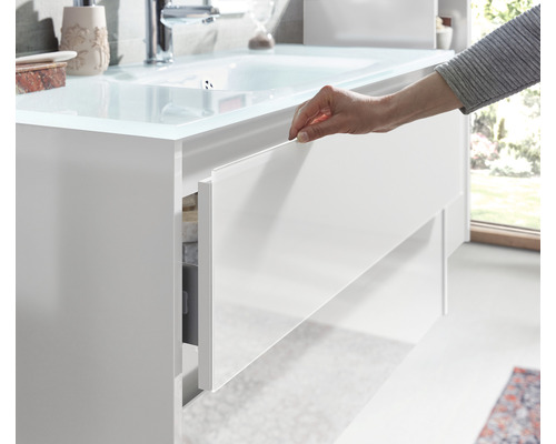 Waschtischunterschrank mit Auszug im Badezimmer