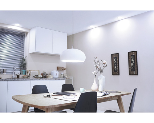 Helle Küche mit Esstisch, Pendelleuchte und Küchenzeile