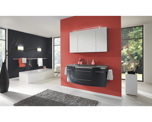 Badezimmer mit Waschtischunterschrank, Spiegelschrank, Badewanne und Dekoration